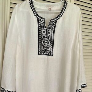 Beautiful Linen embroidered and beaded tunic style top.Perfect over skirt/slacks